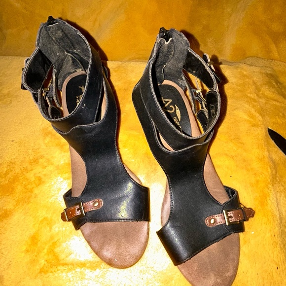 Aerosoles Stylish Black and Brown Sandals with double Buckle Detail and zip back - Picture 1 of 4